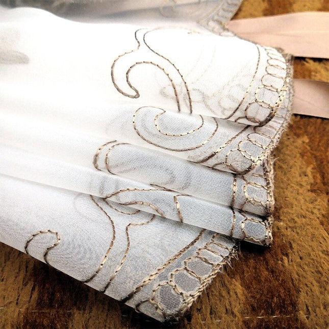 Brodert heisgardin i transparent stoff