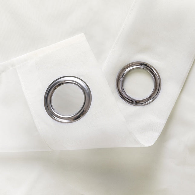 Lysfiltrerende tynn gardin med maljer