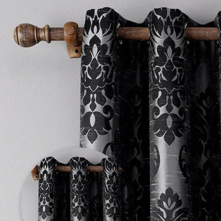 Gardin med sort damaskmønster