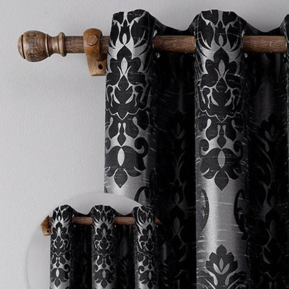 Gardin med sort damaskmønster