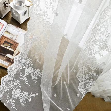 Elegant blonde gardin med blomstermotiv