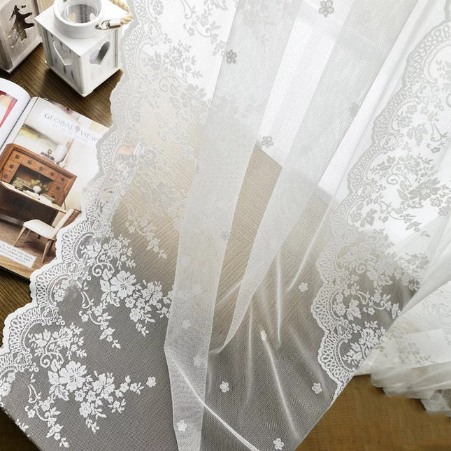 Elegant blonde gardin med blomstermotiv