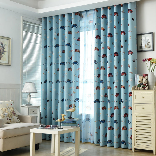 Lystett gardin til barnerom med biler