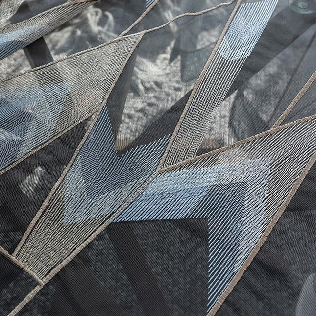 Gjennomsiktig gardin med geometrisk broderi