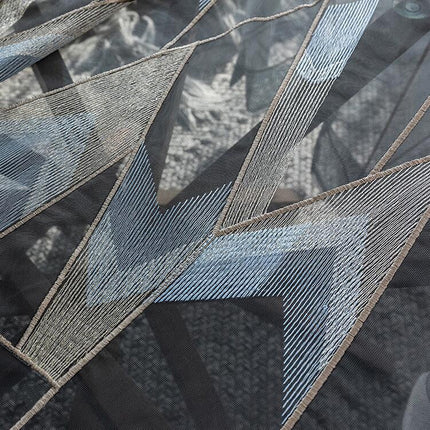 Gjennomsiktig gardin med geometrisk broderi