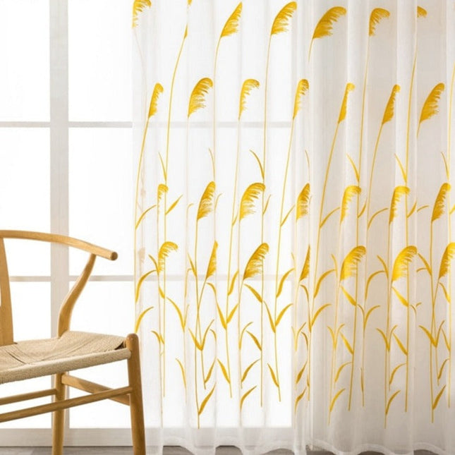Tynn gardin med broderte gule strå
