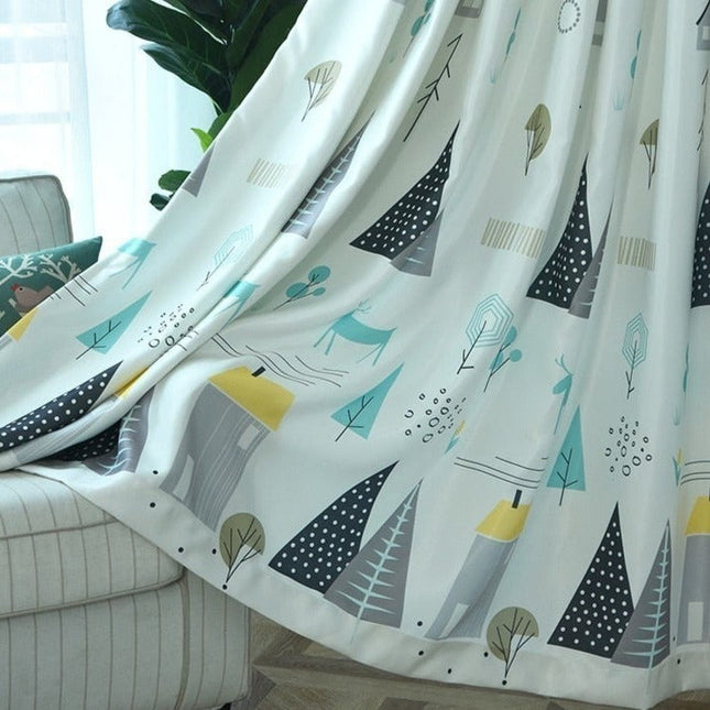 Mørkleggingsgardin med skogsmotiv for barnerom