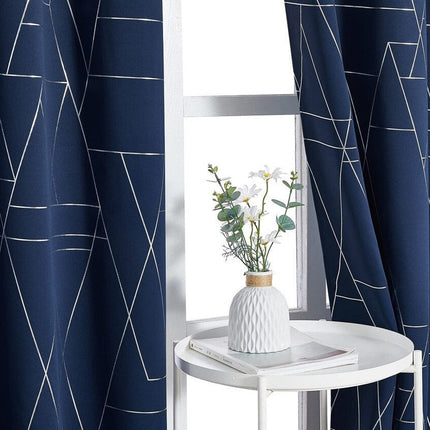 Blå lystett gardin med geometrisk mønster