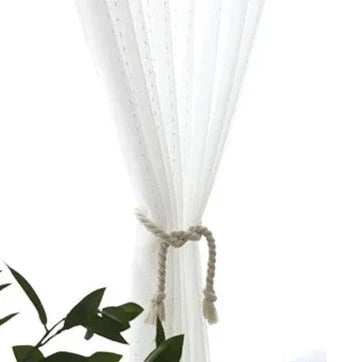 Hvit tynn gardin med diskret broderi