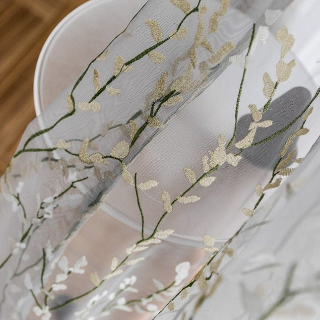 Tynn gardin med brodert greinmønster