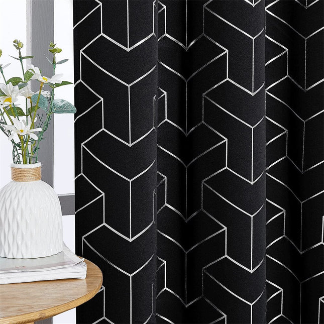 Svart lystett gardin med 3D-mønster