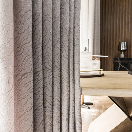 Moderne grå lystett gardin med mønster