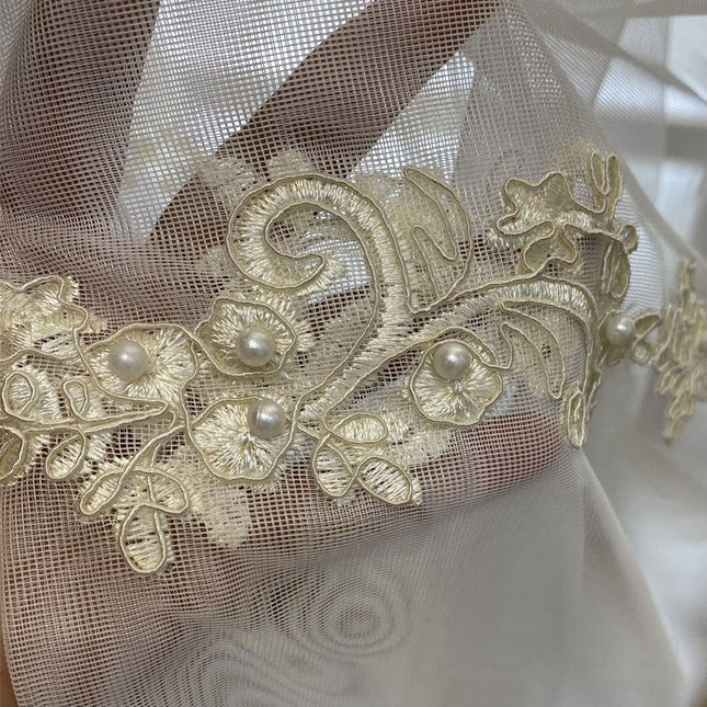 Tynn gardin med gyllen brodert bord