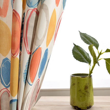 Fargerik gardin med moderne retro-mønster