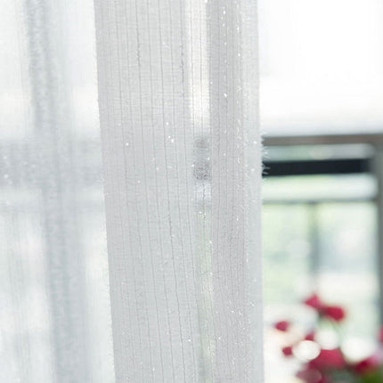 Lett gardin med subtil glittereffekt