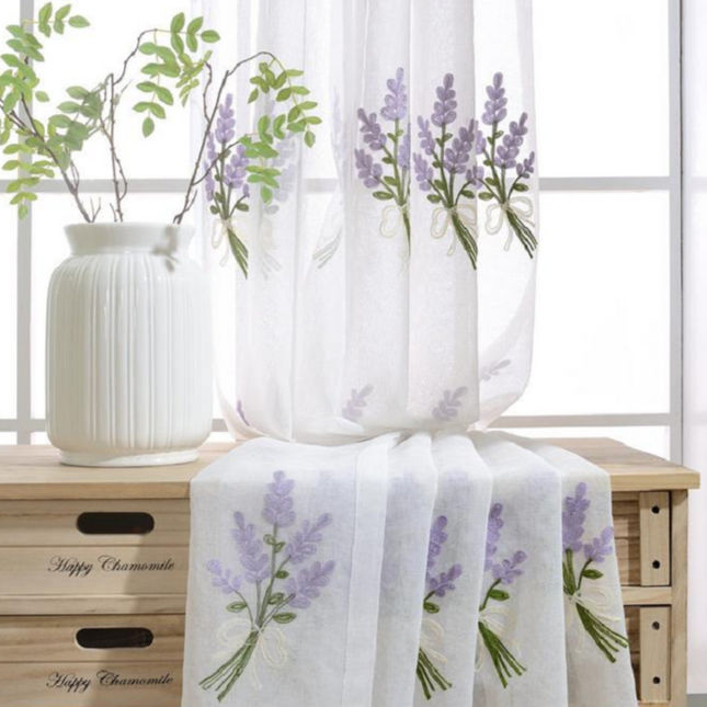 Tynn gardin med brodert lavendel