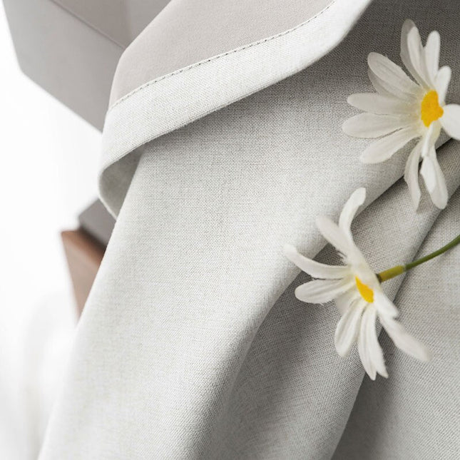 Hvit lystett gardin for privatliv