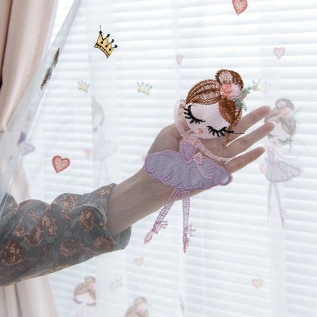 Barneromsgardin med broderte ballerinaer