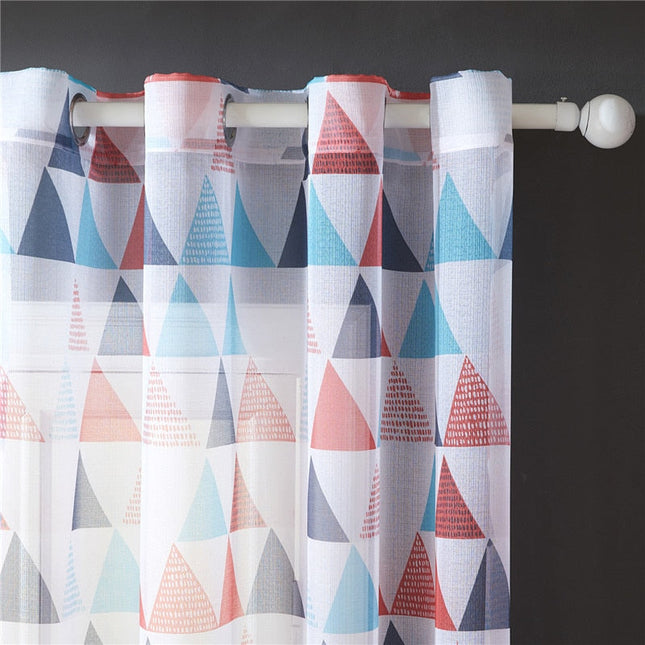 Rød gardin med geometrisk mønster