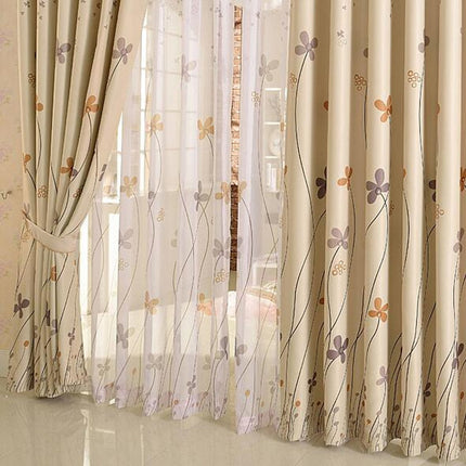 Moderne tyllgardin med stiliserte blomster