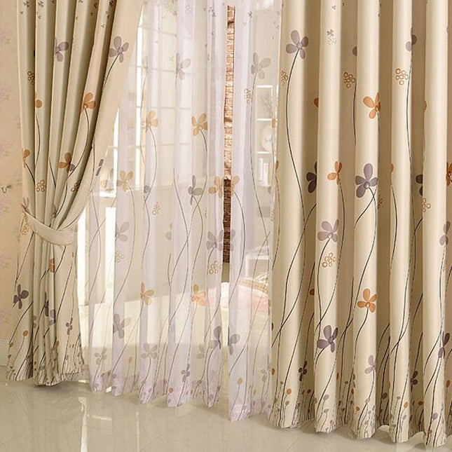 Moderne tyllgardin med stiliserte blomster