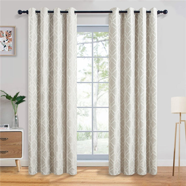 Beige lystett gardin med geometrisk mønster