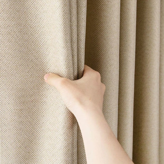 Beige lystett gardin med tekstur