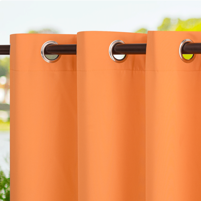 Oransje utegardin for hagepaviljong