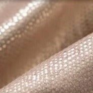 Beige lystett gardin med maljer