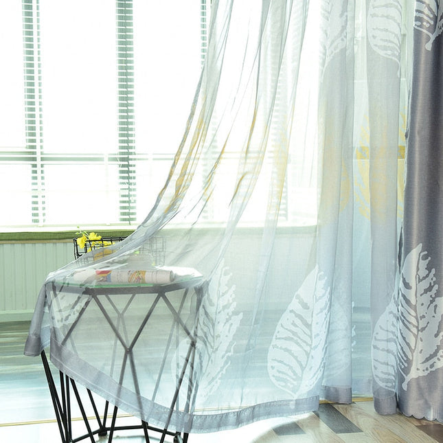 Tynn gardin med elegant bladmotiv