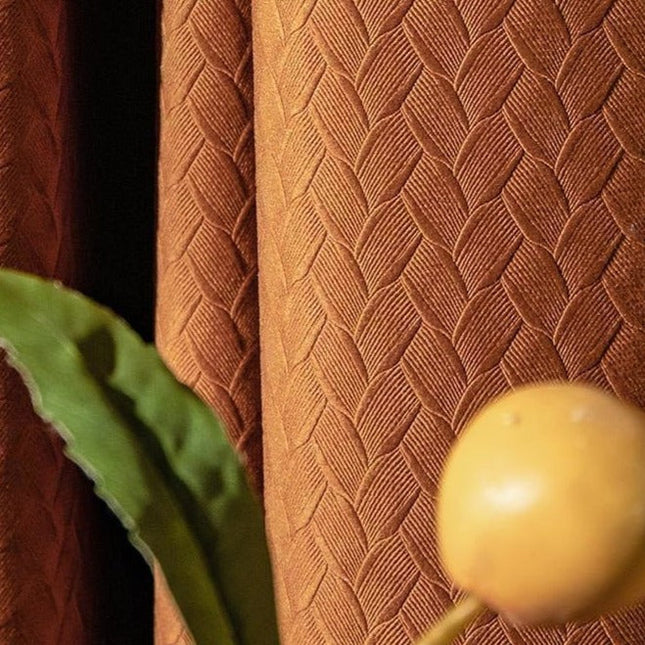 Tykk gardin med vevd mønster