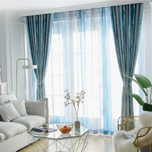 Gjennomsiktig gardin med gyllent bølgemønster