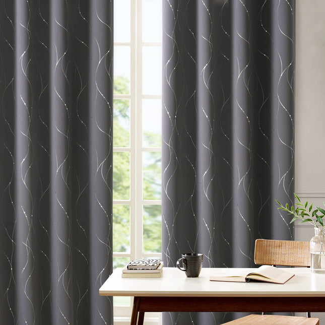 Grå lystett gardin med sølvdetaljer
