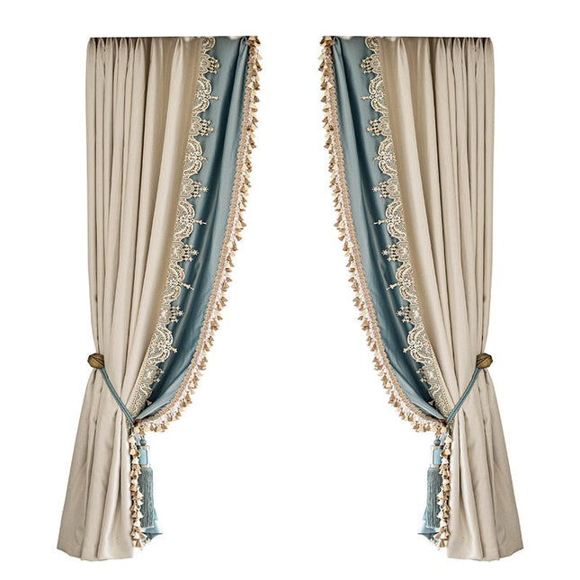 Luksuriøs lystett gardin med blondekant