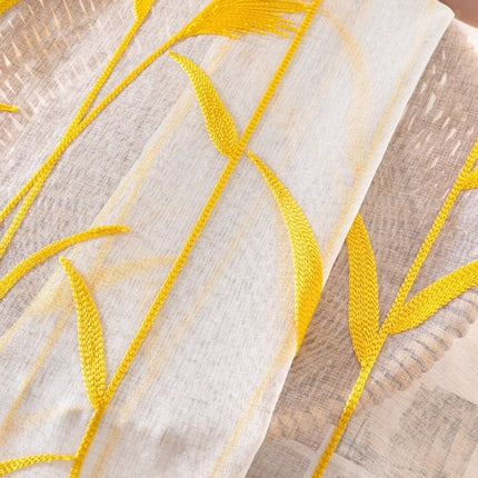 Tynn gardin med broderte gule strå