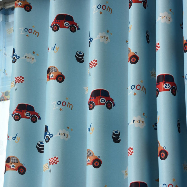 Lystett gardin til barnerom med biler