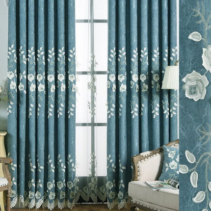 Blå gardin med hvite broderte blomster