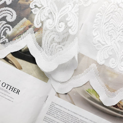 Hvit voilegardin med damaskmønster