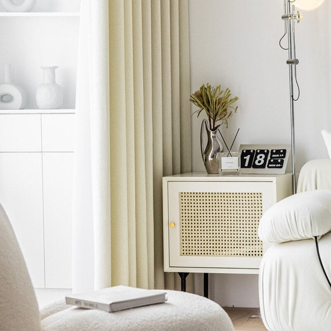 Beige lystett gardin med fiskebeinsmønster