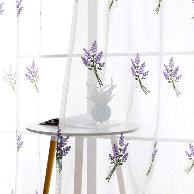 Tynn gardin med brodert lavendel