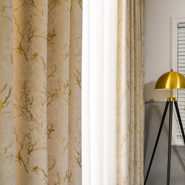 Elegant gardin med gyllent mønster