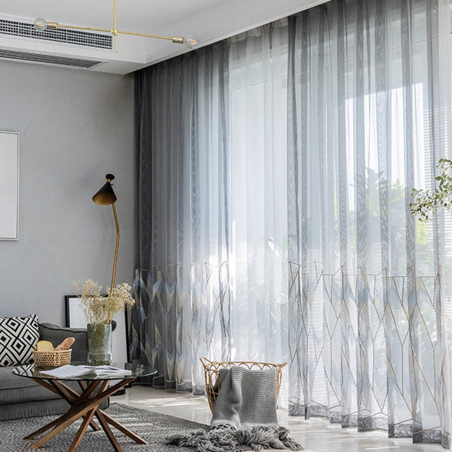 Gjennomsiktig gardin med geometrisk broderi