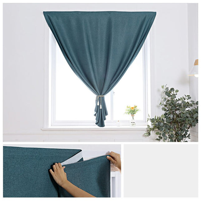 Ensfarget gardin med praktisk borrelåsfeste