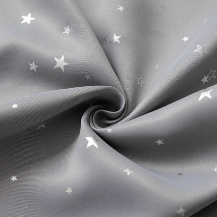 Grå mørkleggingsgardin med sølvstjerner til barnerom