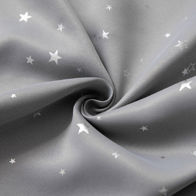 Grå mørkleggingsgardin med sølvstjerner til barnerom