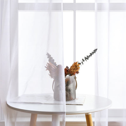 Lysfiltrerende tynn gardin med maljer