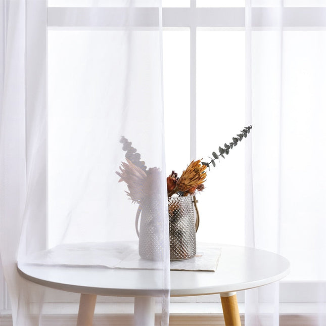 Lysfiltrerende tynn gardin med maljer