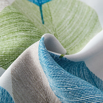 Lystett gardin med grønt bladmønster