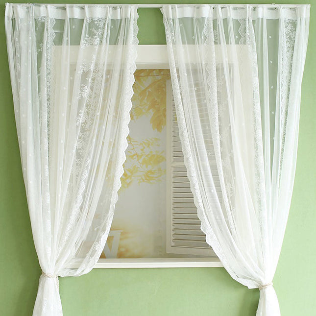 Lett tyllgardin med delikat blomsterbroderi