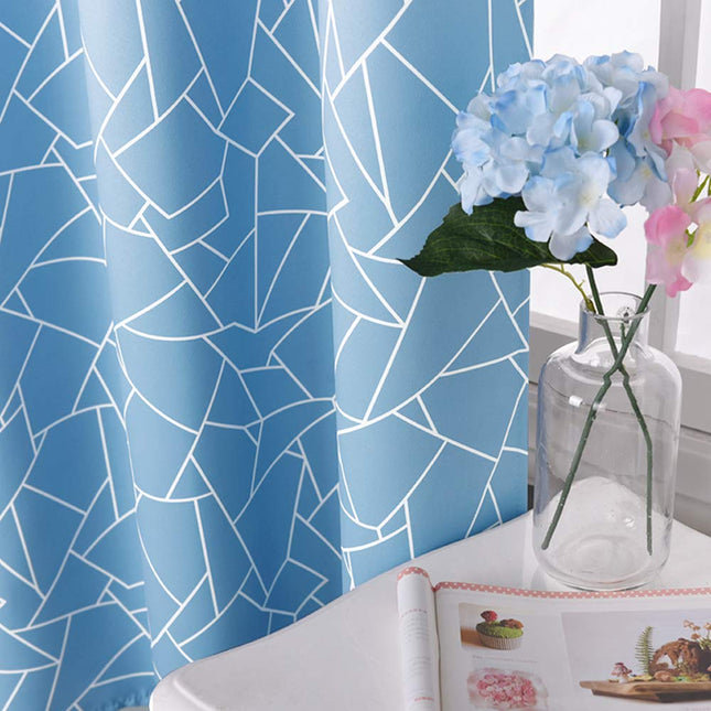 Mørkleggingsgardin med moderne grafisk mønster